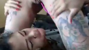 pussy rubbing over lesbians face