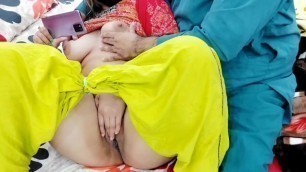 PAKISTANI REAL HUSBAND WIFE WATCHING DESI PORN ON MOBILE THAN HAVE ANAL SEX , CLEAR HINDI AUDIO